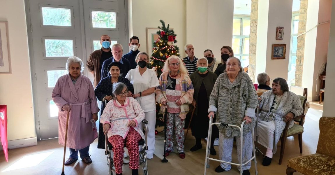 Το Χριστουγεννιάτικο δέντρο του Γηροκομείου Αθηνών στόλισε η Παρέμβαση Νέων